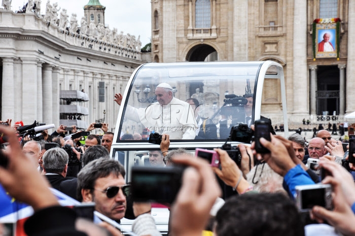 Le pape François salue la foule de pèlerins