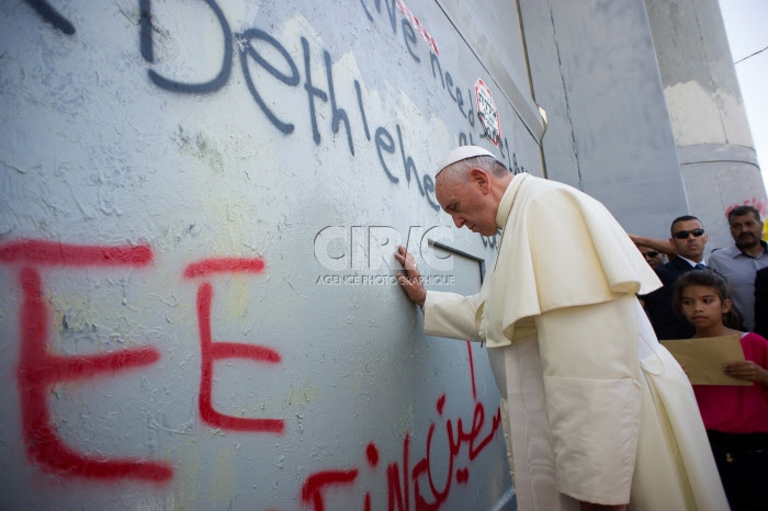 Le pape François devant le mur de séparation