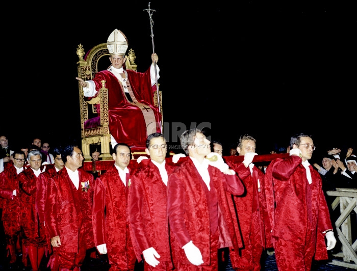 Paul VI porté en procession sur la Sedia Gestatoria