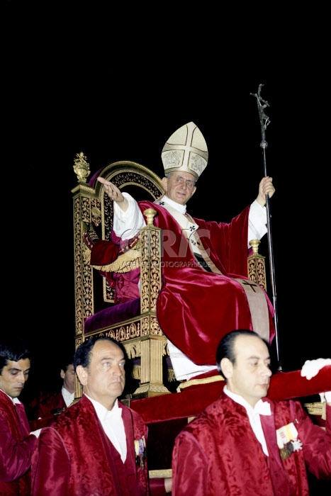 Paul VI porté en procession sur la Sedia Gestatoria