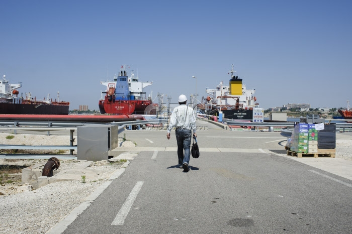 Le père Bruno Lery, un prêtre sur les pétroliers