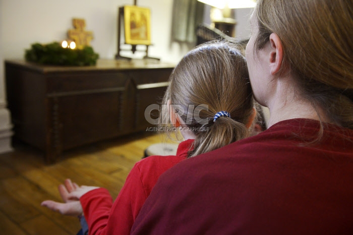 Mère et enfant en prière