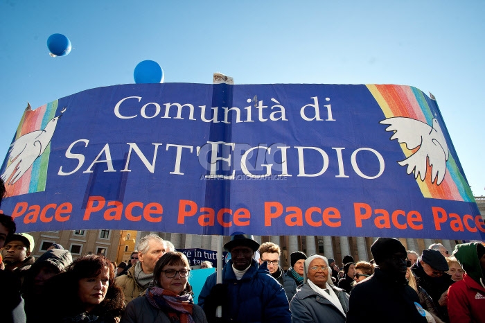 Des membres de la communauté  de Sant'Egidio saluent le pape