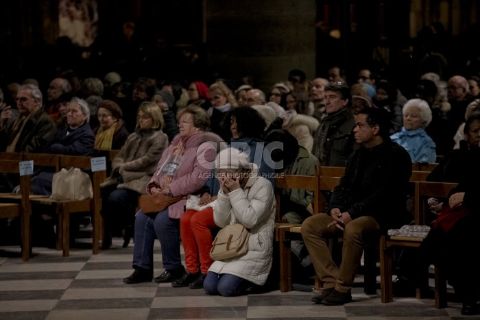 Hommage Charlie Hebdo à Notre-Dame de Paris