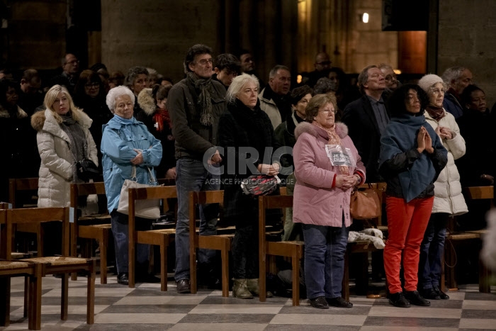 Hommage Charlie Hebdo à Notre-Dame de Paris