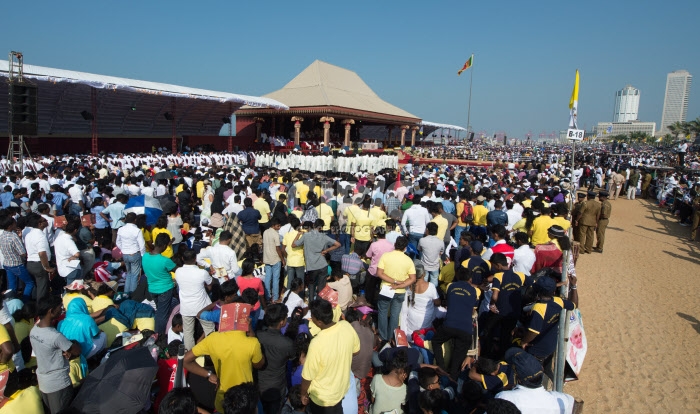 Le pape François célèbre une messe à Colombo