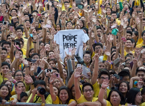 Le pape Francois avec les jeunes philippins à Saint Thomas, Manille.