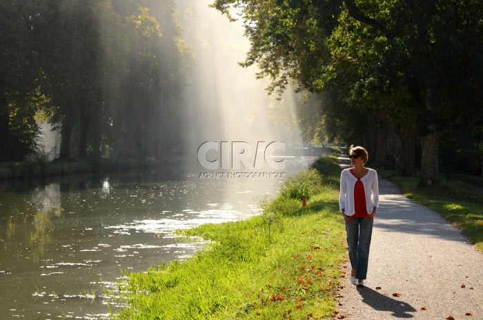 Femme se promenant le long d'un canal