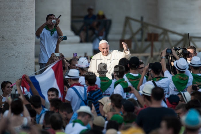 Le pape François rencontre des servants de messe