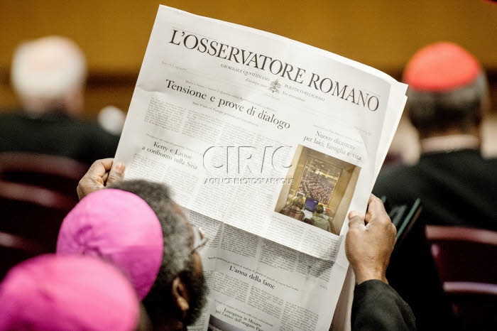 Synode sur la famille. Un évêque lisant "L'Osservatore Romano"