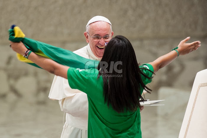 Le pape François plaisantant avec une jeune brésilienne