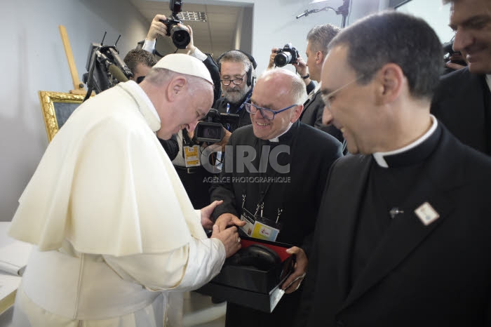 Le pape François visite un bâtiments de Caritas près de Cracovie.