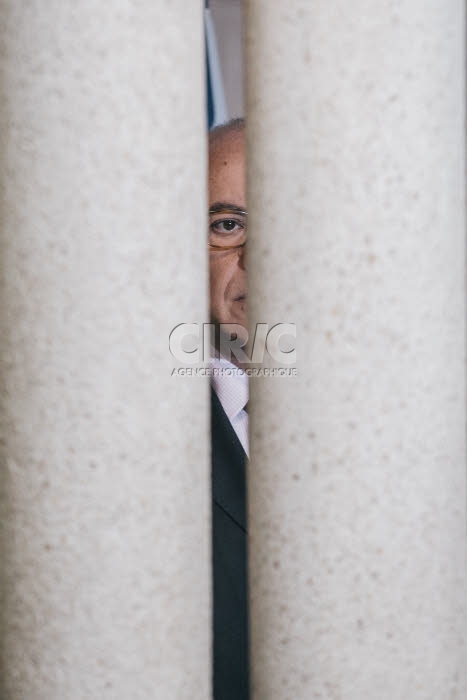 Bernard CAZENEUVE, ministre de l'Intérieur et des cultes.