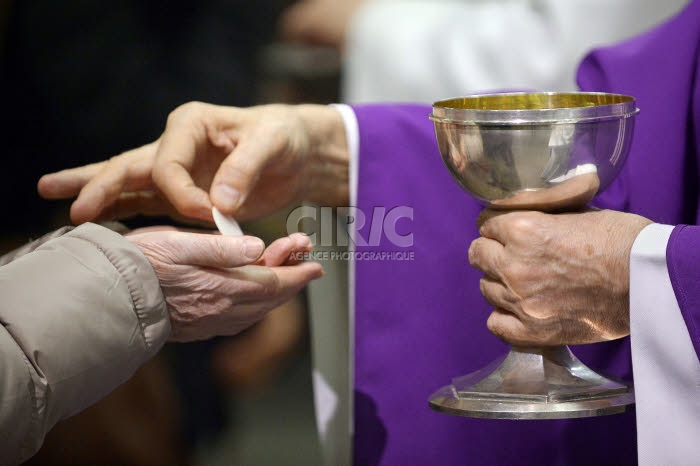 Messe des Cendres à Saint-Jean-Baptiste de Belleville, Paris.