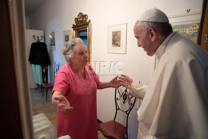 Le Pape François fait une visite surprise à Ostie et y rencontre les habitants