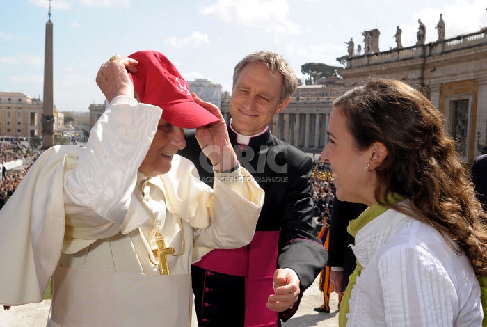 Le pape Benoît XVI reçoit en cadeau la casquette des JMJ 2011