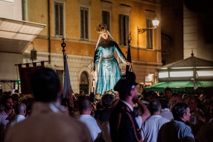 Fête de Noantri, procession de la Madone du Fleuve sur le Tibre à Rome, Italie.