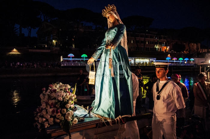 Fête de Noantri, procession de la Madone du Fleuve sur le Tibre à Rome, Italie.