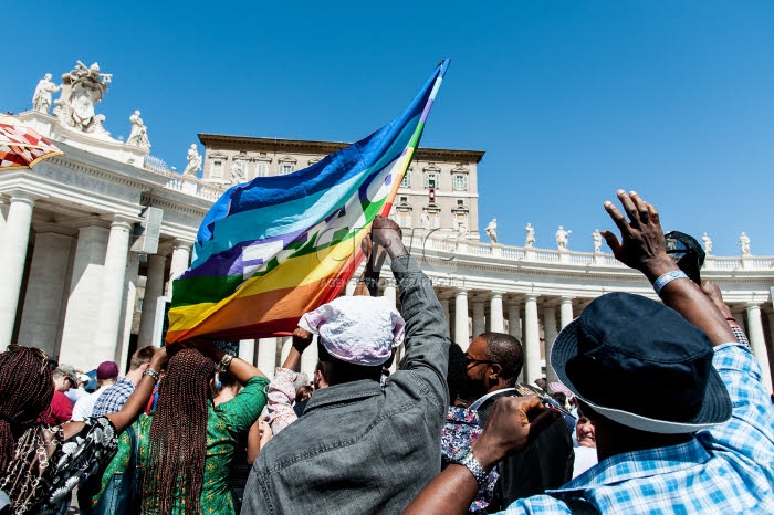 Un groupe de pèlerins assistant à la prière de l'Angélus au Vatican.