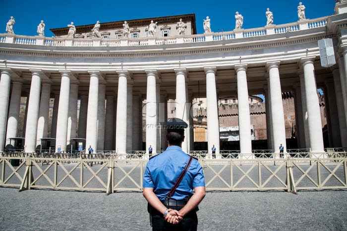 Sécurité au Vatican, un policier surveillant la place Saint Pierre.