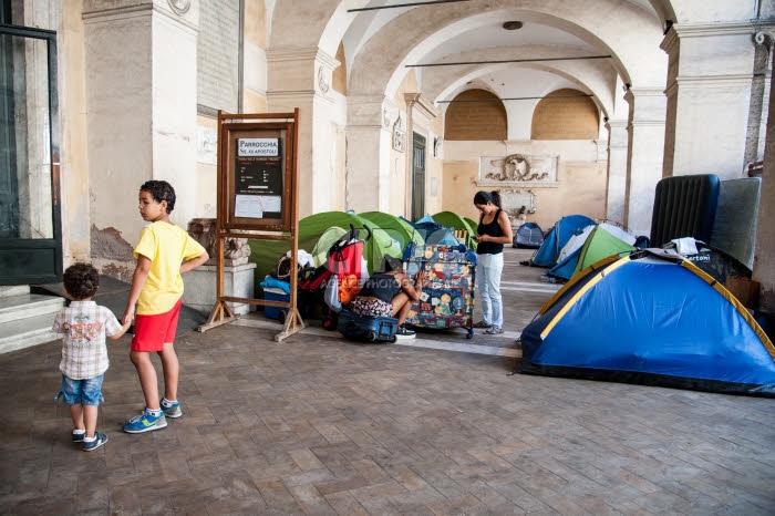 Tentes de sans abri sous le portique de la basilique des Saints Apôtres à Rome