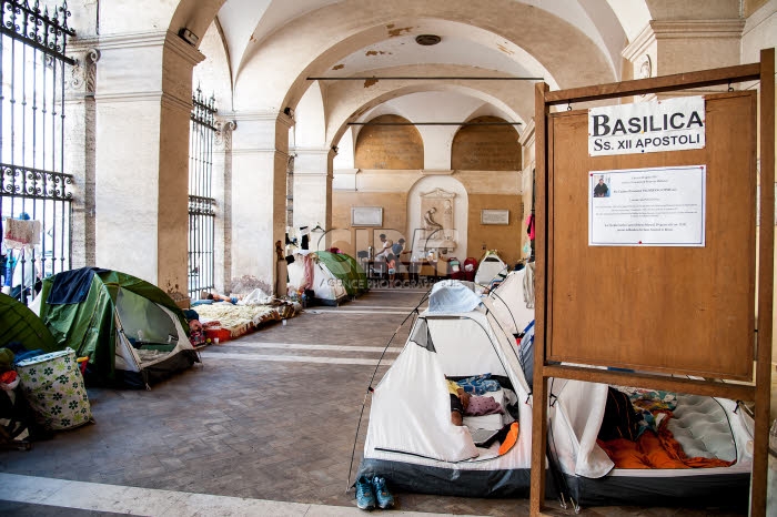 Tentes de sans abri sous le portique de la basilique des Saints Apôtres à Rome