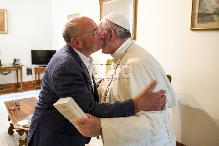 Le pape François et le sociologue français Dominique WOLTON au Vatican