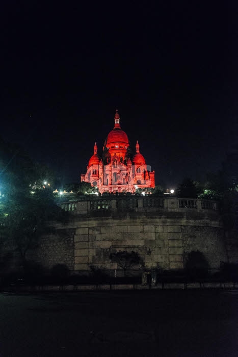 Basilique du Sacré-Cœur à Paris, illuminée en rouge par l'AED.