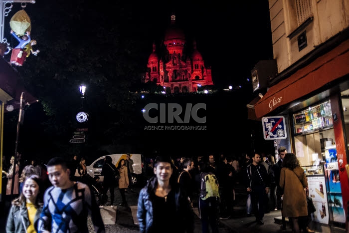 Basilique du Sacré-Cœur à Paris, illuminée en rouge par l'AED.