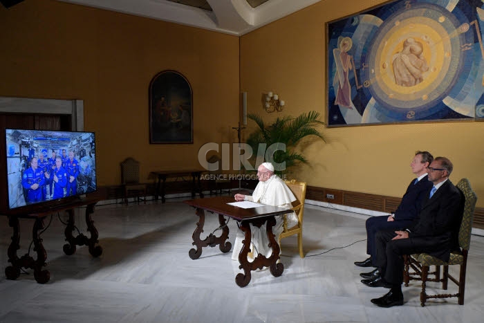 Le pape François s'entretient avec les astronautes de l'ISS.