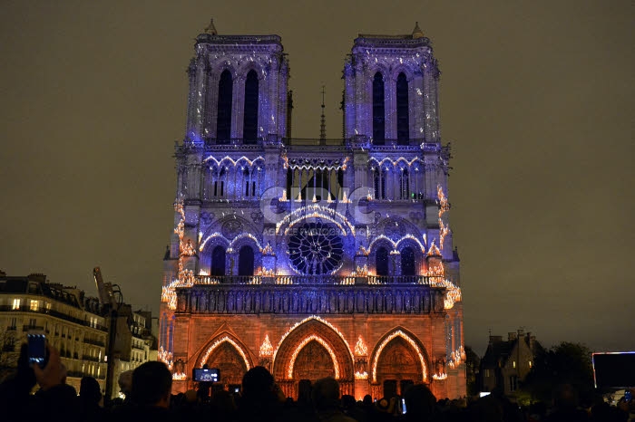 Centenaire de la première guerre mondiale, son et lumière à Notre-Dame de Paris.
