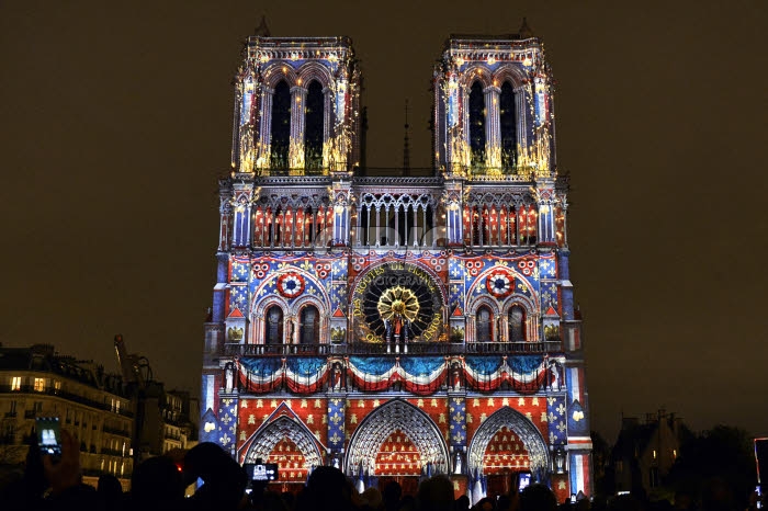 Centenaire de la première guerre mondiale, son et lumière à Notre-Dame de Paris.