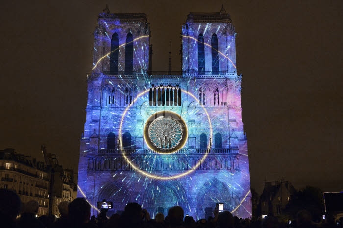 Centenaire de la première guerre mondiale, son et lumière à Notre-Dame de Paris.