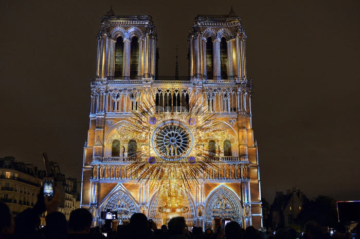 Centenaire de la première guerre mondiale, son et lumière à Notre-Dame de Paris.