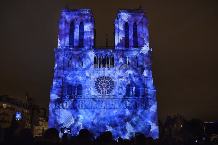 Centenaire de la première guerre mondiale, son et lumière à Notre-Dame de Paris.