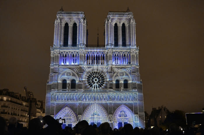 Centenaire de la première guerre mondiale, son et lumière à Notre-Dame de Paris.