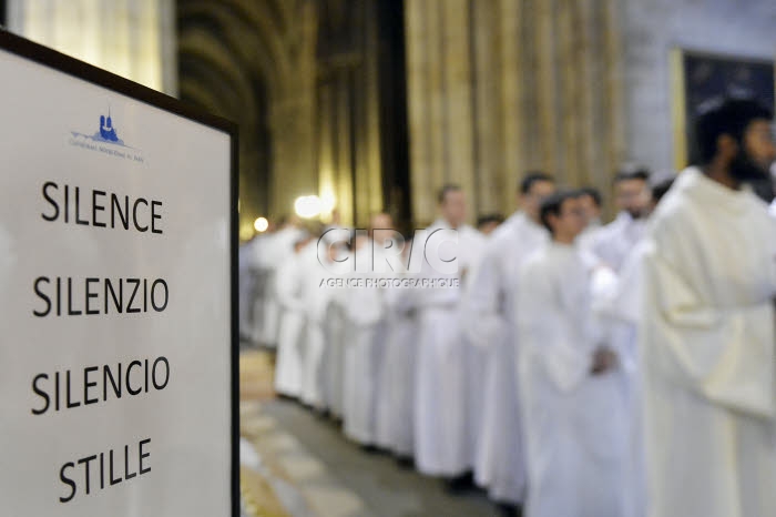 Signalétique dans la cathédrale Notre Dame à Paris.