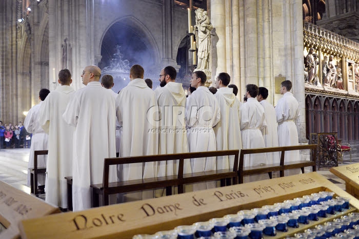 Séminaristes dans la cathédrale Notre-Dame à Paris