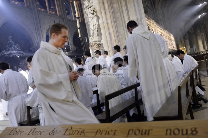 Séminaristes dans la cathédrale Notre-Dame à Paris