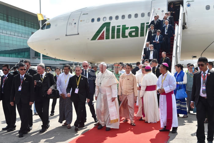 Voyage apostolique du pape François en Birmanie. Arrivée à Rangoun.