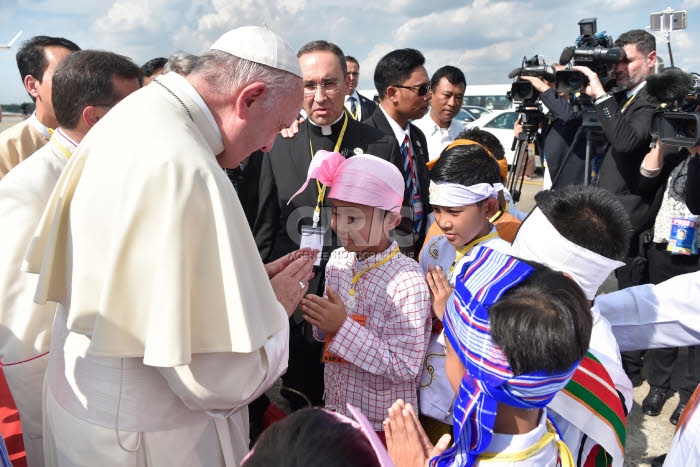 Voyage apostolique du pape François en Birmanie. Arrivée à Rangoun.