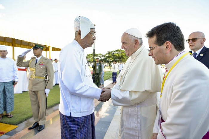Voyage apostolique du pape François en Birmanie. Le pape et le  président de la république.