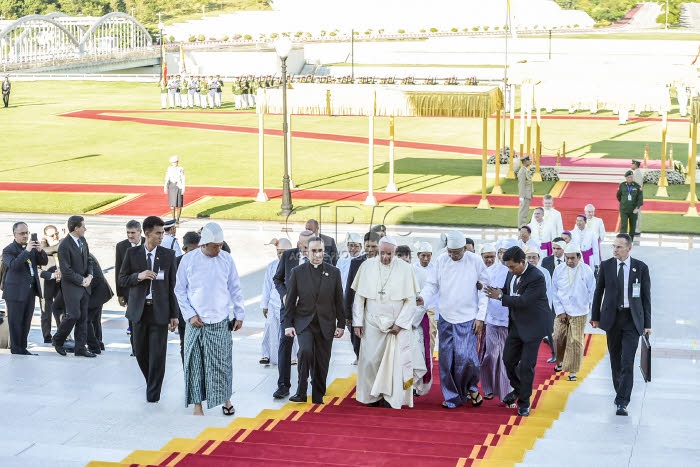 Voyage apostolique du pape François en Birmanie. Le pape et le  président de la république.