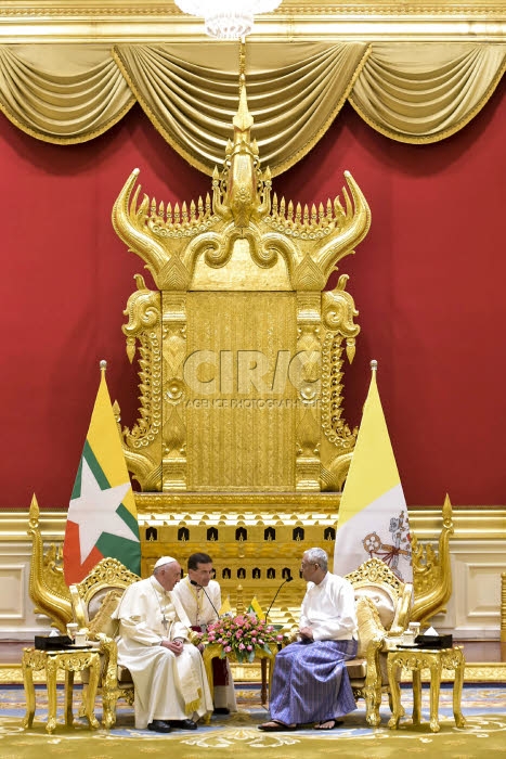 Voyage apostolique du pape François en Birmanie. Le pape et le  président de la république.
