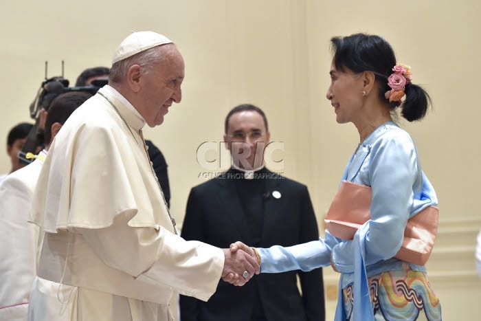 Voyage apostolique du pape François en Birmanie. Le pape et AUNG SAN SUU KYI.