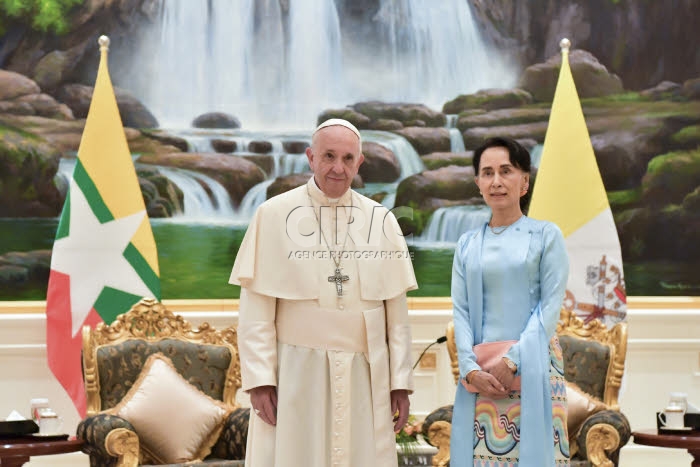 Voyage apostolique du pape François en Birmanie. Le pape et AUNG SAN SUU KYI.