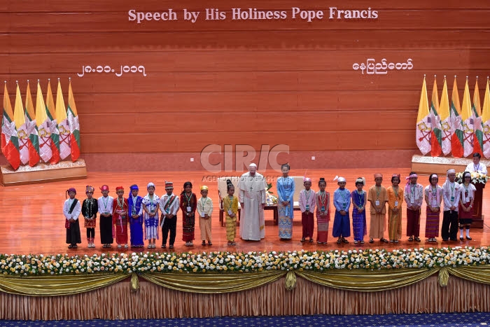 Voyage apostolique du pape François en Birmanie. Le pape et AUNG SAN SUU KYI.