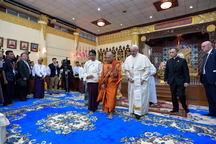 Voyage apostolique du pape François en Birmanie. Le pape François et Bhaddanta Kumarabhivasma.