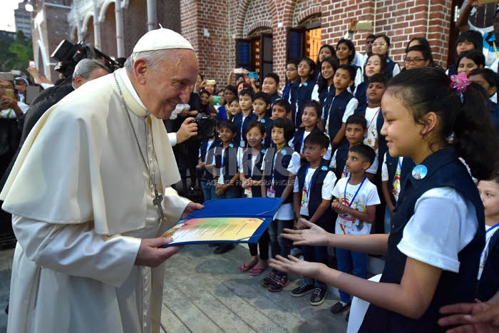 Voyage apostolique du pape François en Birmanie. Le pape accueilli par des enfants.