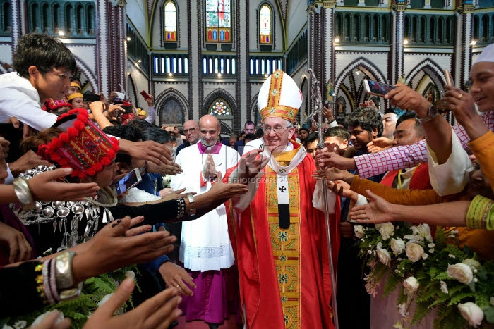 Voyage apostolique du pape François en Birmanie. Messe, cath. Ste Marie à Rangoun